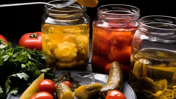 Какие симптомы указывают на то, что больше нельзя есть соления: об этом стоит знать