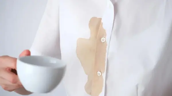 Пятно от кофе исчезнет без следа даже с белой ткани: вот чем нужно его смазать