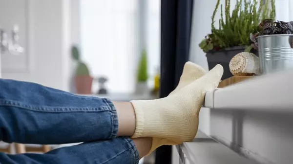 Нужно ли выворачивать носки во время стирки