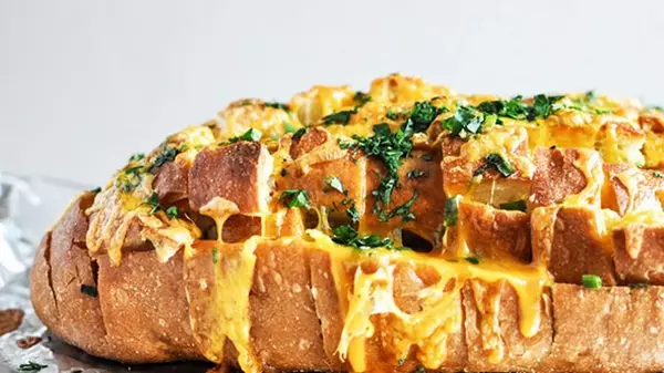 Чесночный хлеб с сыром: рецепт ароматной выпечки