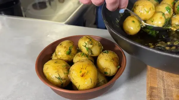 Молодой картофель на сковороде: рецепт