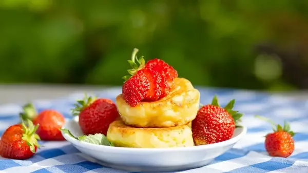 Сырники с клубникой: рецепт роскошного завтрака