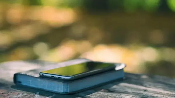 Ваш телефон всегда должен лежать экраном вниз, когда он лежит на столе: вот почему