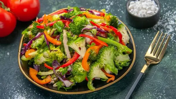 Легкий салат без майонеза, который вы захотите готовить каждый день