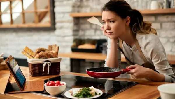 Отношения без борща: что делать, когда она не готовит и не планирует учиться