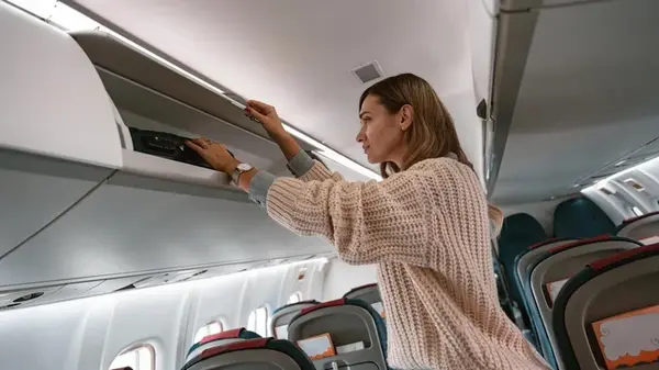 Большинство людей не знают об этом неписаном правиле для ручной клади в самолете