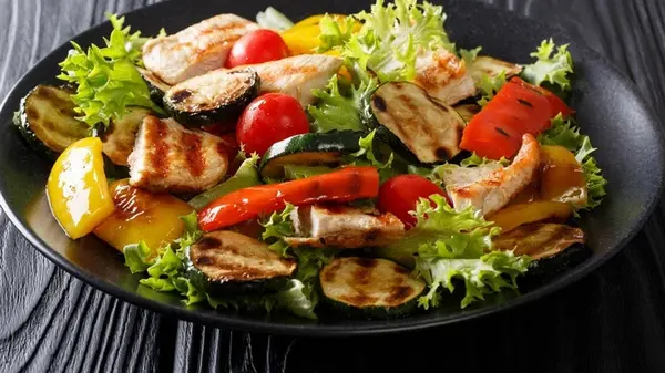 Теплый салат с курицей: необычный рецепт