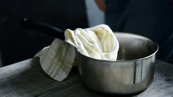 Как часто нужно стирать кухонные полотенца на самом деле: ответ может удивить