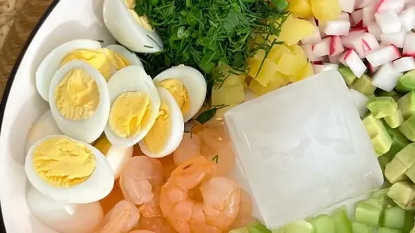 Пьяная окрошка: рецепт блюда с проссеко и креветками стал вирусным в сети