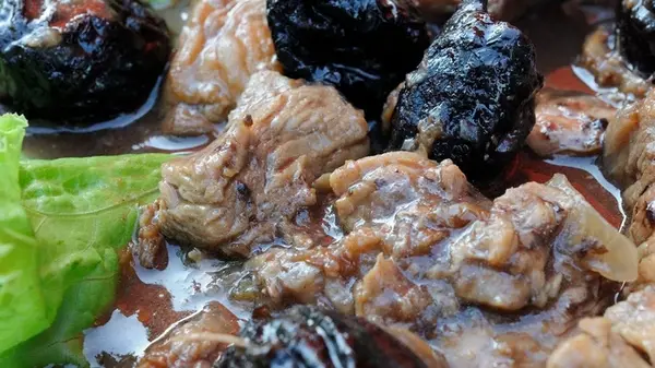 Говядина, тушенная с черносливом: классический рецепт