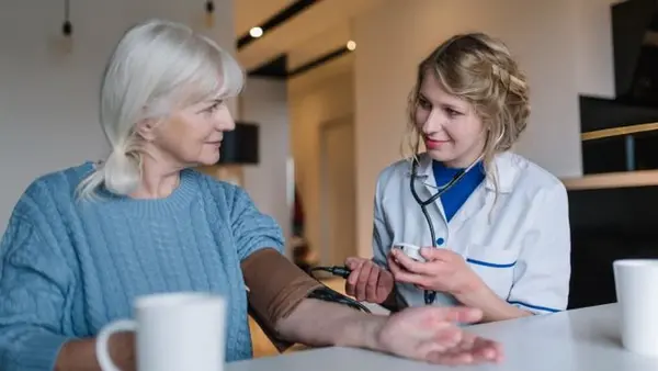 Три признака на лице, которые указывают на высокий холестерин: проверьте себя