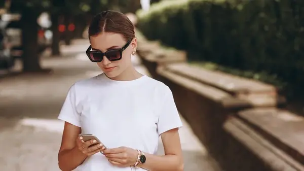 Какая базовая вещь подходит к любому образу: она непременно должна быть в вашем гардеробе