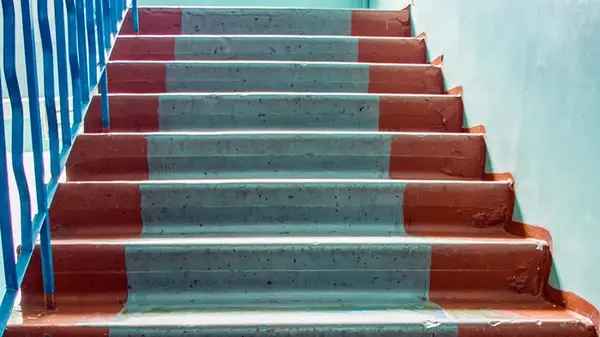 Почему ступеньки в СССР красили по краям: вы точно этого не знали