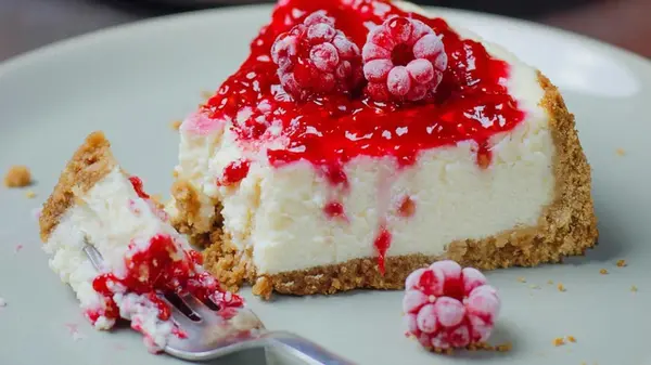 Без духовки и маскарпоне: легкий и быстрый летний ягодный чизкейк из творога