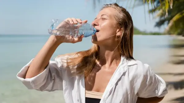 Пьете достаточно воды, а кожа все равно «сухая»? Вот почему так происходит