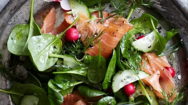 Нарежьте в банку и встряхните: как быстро приготовить огуречный салат с лососем, похожий на суши