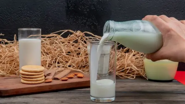 Стакан молока перед завтраком: польза или вред для организма