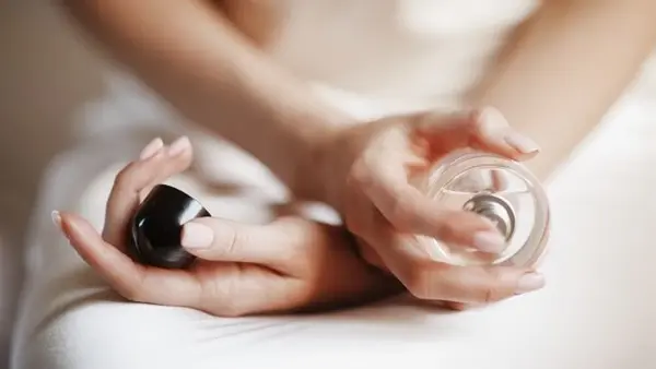 6 секретных мест на теле, куда надо наносить духи, чтобы аромат держался дольше