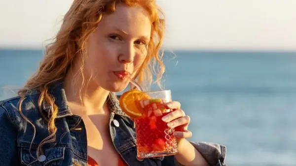 Эксперты назвали самый безопасный алкоголь в жару