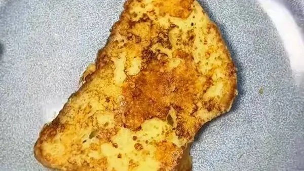 Гренки в сырной панировке - идеальный вариант завтрака: готовятся очень быстро