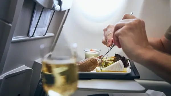 Стюардесса рассказала, какую еду и напитки лучше не употреблять в полете