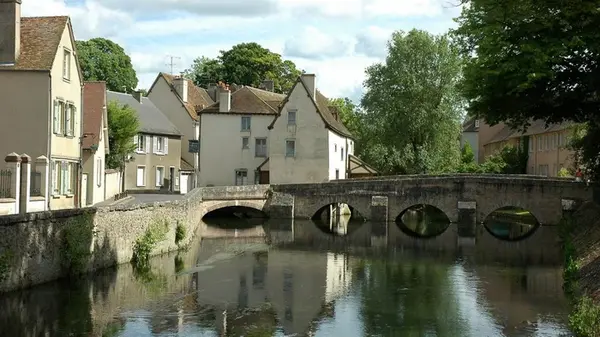Во французском городке недалеко от Парижа почти нету туристов: чем он прекрасен