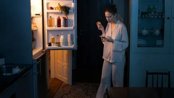 Этот привычный продукт крадет ваш сон: проверьте, есть ли он в вашем холодильнике