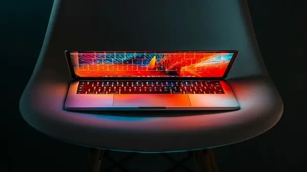 Зачем приклеивать скотч на ноутбук: вы даже и не догадывались, какая из этого польза