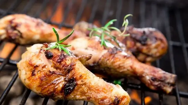 Курица на мангале с йогуртовым соусом: рецепт сочного блюда
