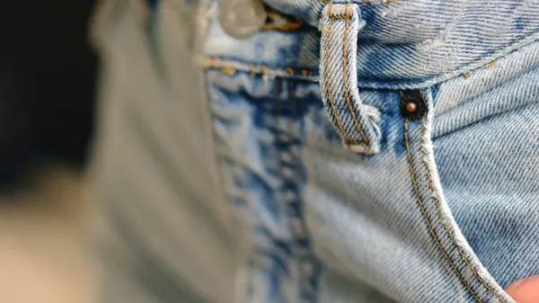 Снова в моде: летом 2025 года все стильные девушки будут носить эти джинсы начала 2000-х