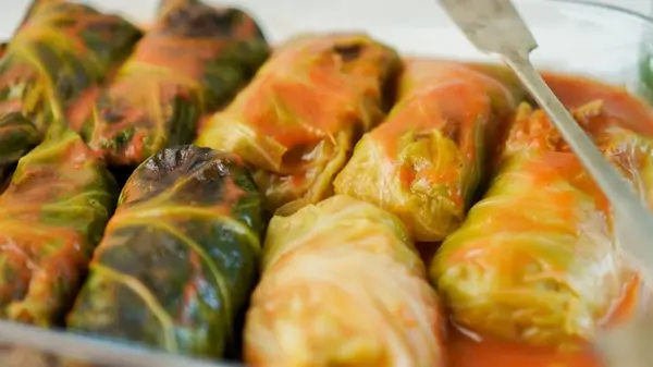 Как правильно тушить голубцы, чтобы они были сочными: повара поделились секретным ингредиентом