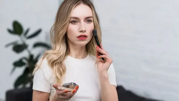 Бессонные ночи и усталость? Эти мейкап-хитрости спрячут темные круги и спасут ваш день