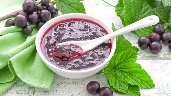 Рецепта проще не бывает: смородина на зиму без варки и без стерилизации