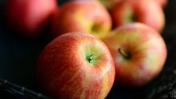 Можно ли хранить свежие яблоки в морозильной камере, чтобы они не потемнели и оставались вкусными