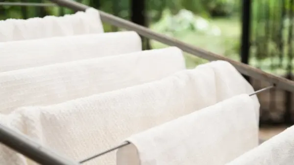 Бросьте 2 копеечные таблетки в стиральную машину — и ваши вещи станут белее снега