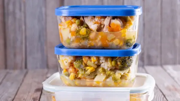 Скрытые риски: почему некоторые предметы портятся в пластиковых контейнерах