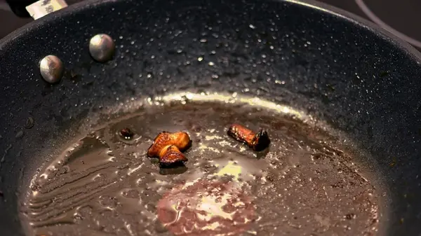 Почему все прилипает к сковороде: 11 самых распространенных причин