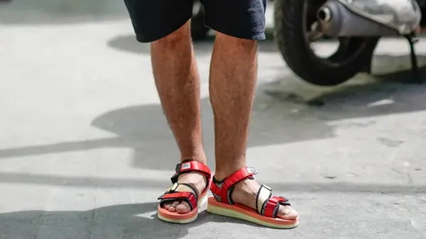 Без следа грязи: как быстро почистить летнюю обувь из ткани