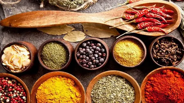 Где нужно хранить соус и специи на кухне: почему дверца холодильника не подходит