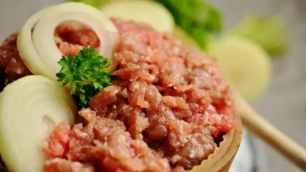 Почему опытные хозяйки обязательно добавляют сливки в фарш для котлет: кулинарный секрет