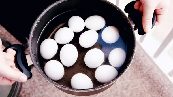 Как правильно варить яйца, чтобы они не лопались: один гениальный трюк