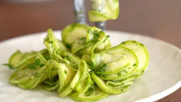 Этот быстрый рецепт кабачков — просто «огонь». Родные будут просить добавки