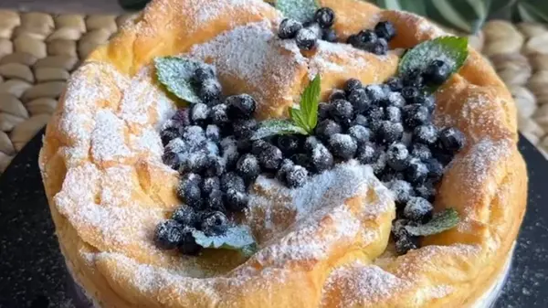 Рецепт десерта с черникой, который похож на гигантский эклер: удивит своим вкусом