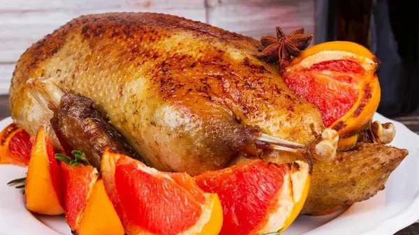 Румяно-золотистая запеченная утка: как приготовить вкусную птицу в рукаве