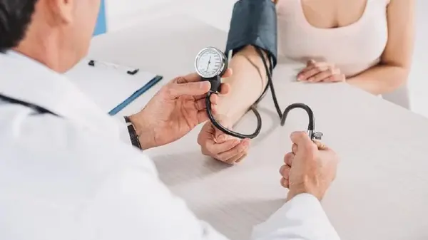 Популярная утренняя привычка повышает давление: кардиолог раскрыла, кто в группе риска