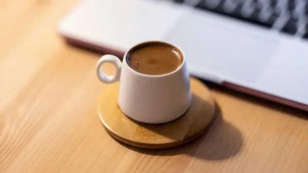 Просроченный кофе: можно ли его пить и какие риски существуют