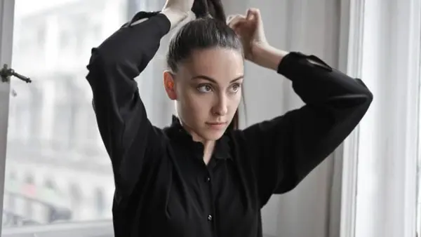 Эта прическа приводит к головной боли и плохой осанке: вы тоже ее делаете?