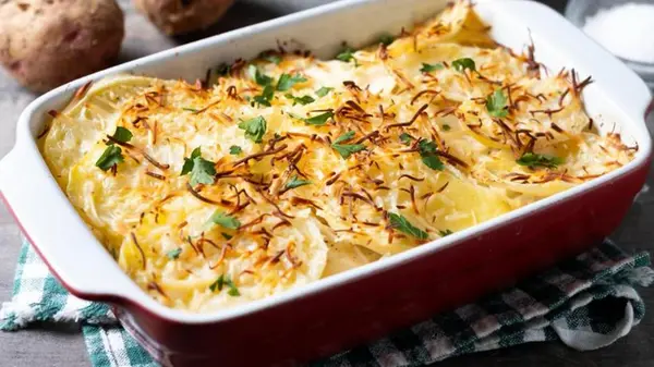 Запеченный картофель с курицей и сыром: рецепт, после приготовления которого не надо мыть посуду