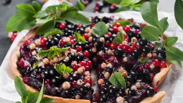 Пирог с черной и красной смородиной: рецепт вкусной летней выпечки