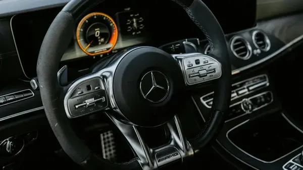 Белый или черный: как цвет авто влияет на аварии, расходы и перепродажу